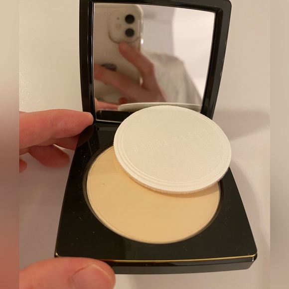 Bobbi brown sheer finish pressed powder (Pale yellow) - Picture 3 of 5